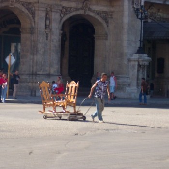 Zo gaat dat nog in Havana, gewoon dwars door al het verkeer